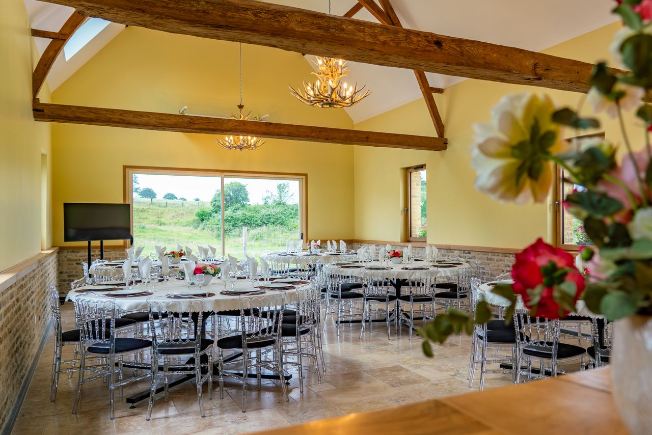 Salle dressée et décoration florale
