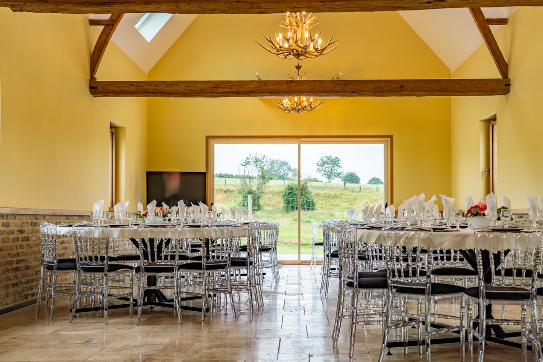 Salle dressée et ses grandes ouvertures