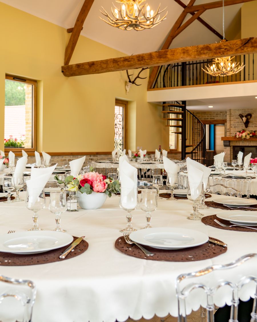 Salle dressée et décorée pour une réception